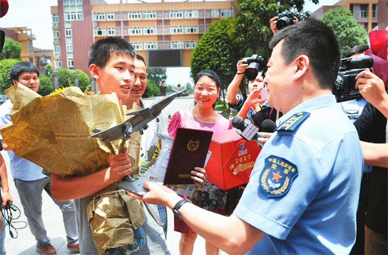普通高校招生錄取工作全面展開，2017四川省第一封錄取通知書送出