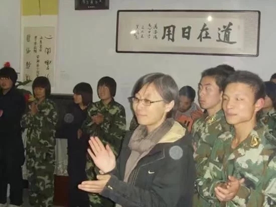 河南女校長(zhǎng)李路靜用自己的肩膀?yàn)闊o(wú)數(shù)輟學(xué)孩子撐起一片天