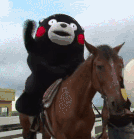 家長騎著“寶馬”接孩子放學(xué)，為了孩子也是拼了