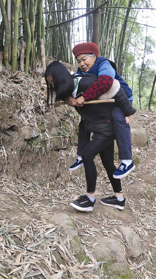 17歲女孩背著奶奶去看?。盒r候奶奶照顧我，現(xiàn)在我照顧她