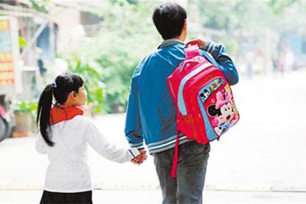 校長(zhǎng)制止家長(zhǎng)替孩子背書(shū)包引熱議 書(shū)包應(yīng)該誰(shuí)來(lái)背