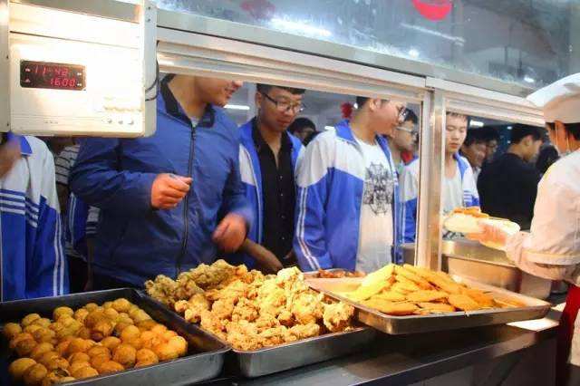 給學生餐卡返錢的中學食堂：還有11年沒變的5元餐