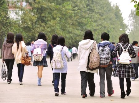 大學(xué)要求學(xué)生背書包上課，端正學(xué)習(xí)態(tài)度！