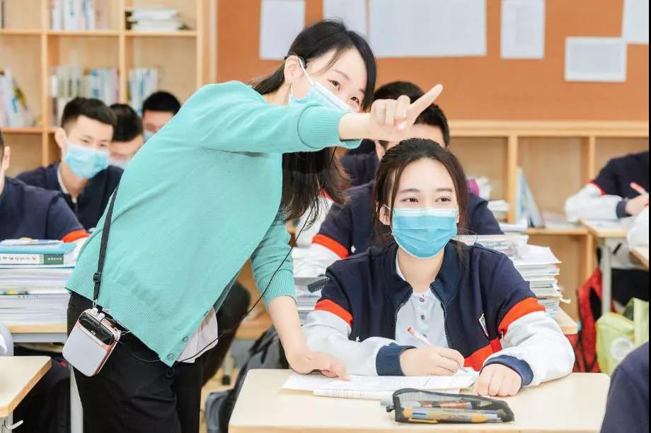 高考后學生為什么要扔書？如果不是因為要中考、高考，還會有多少學生愿意坐在教室里，安心聽老師講課？聽川師大李松林教授講答案
