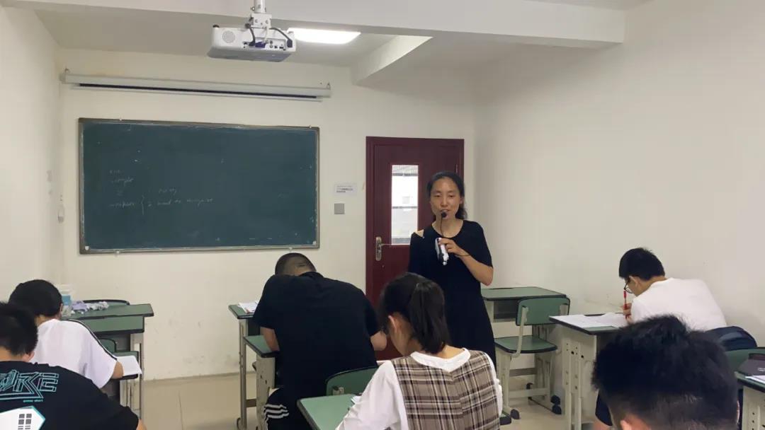 教師專(zhuān)訪 | 代丹丹：根深方能茂葉，水厚方能負(fù)舟