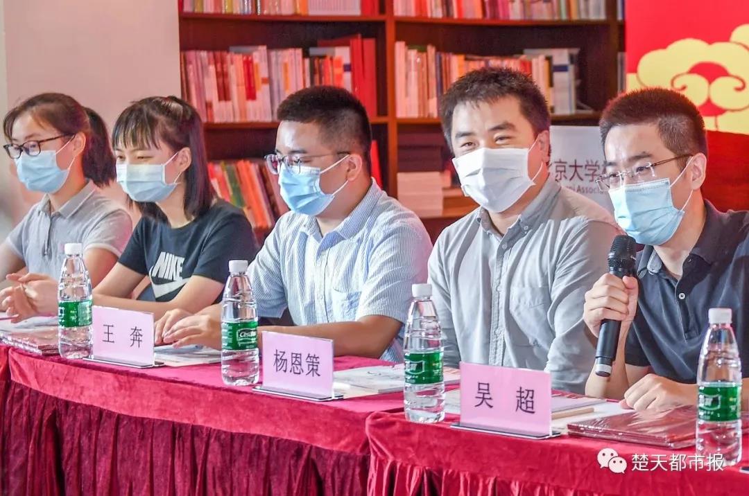 北大首批錄取通知書(shū)送往武漢，送信人的身份很特別 | 特別關(guān)注