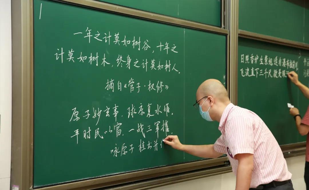 不舍得擦的板書又上新了！這些高顏值板書你最喜歡哪個(gè)？ ｜特別關(guān)注