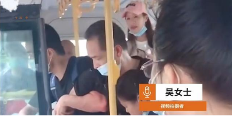 湖北一警校學(xué)生公交車上揪住小偷不放，他不怕對(duì)方出聲威脅